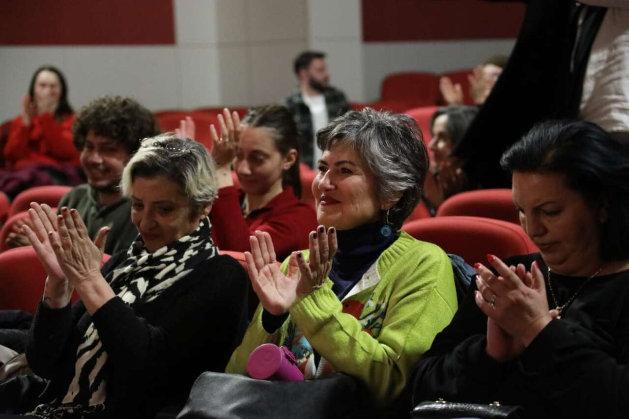 Menteşe Belediye Tiyatrosu “Çocuk Parkı Yaraları” İle Fethiye’de Sahne Aldı 6